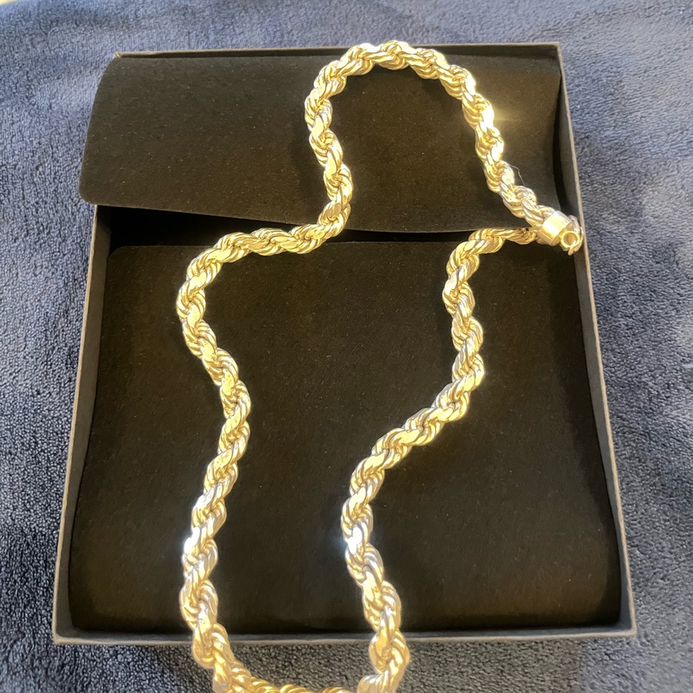 This solid Elegant & .925 Italian sterling Silver 20 inch Rope Chain Necklace.